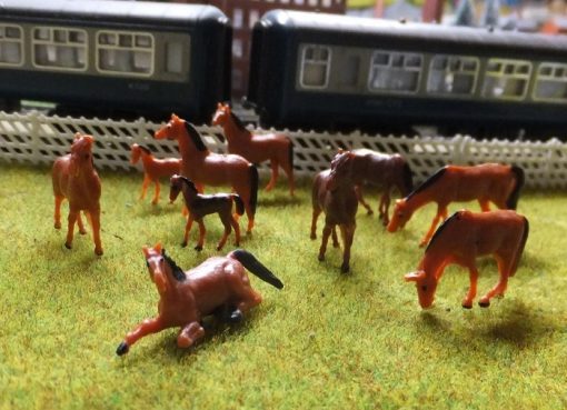 10 Pre Painted OO Gauge Horses
